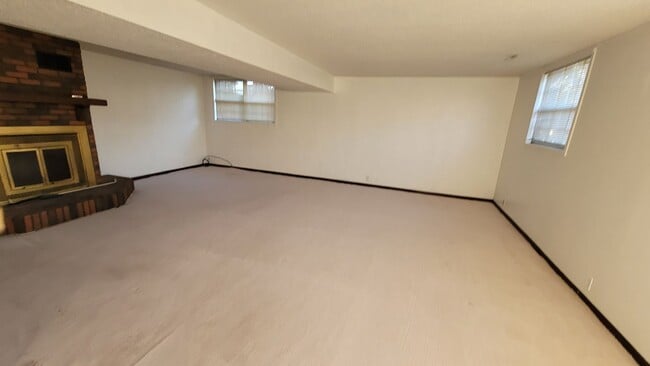 Building Photo - 4 bedroom 2 bath home in great SW location!