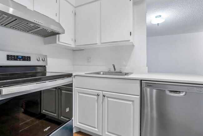 Building Photo - 210 Lake Pointe Dr