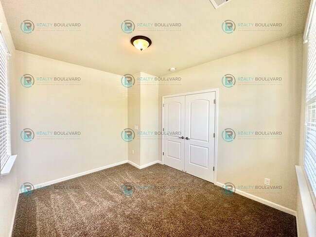 Building Photo - 3 Bedroom 2 Bathroom with Garage covered patio and beautiful yard!