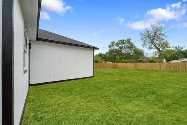 Building Photo - 821 Empire St