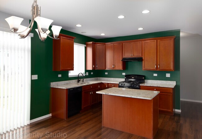 Building Photo - 5734 Oak Ridge Way