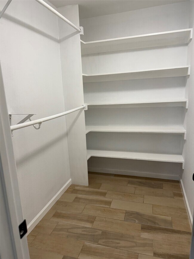 Building Photo - 7225 Hummingbird Ln