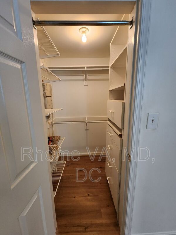 Building Photo - 1801 Queens Ln