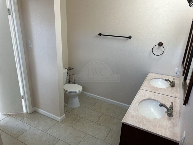 Building Photo - 4910 Parkwood Dr