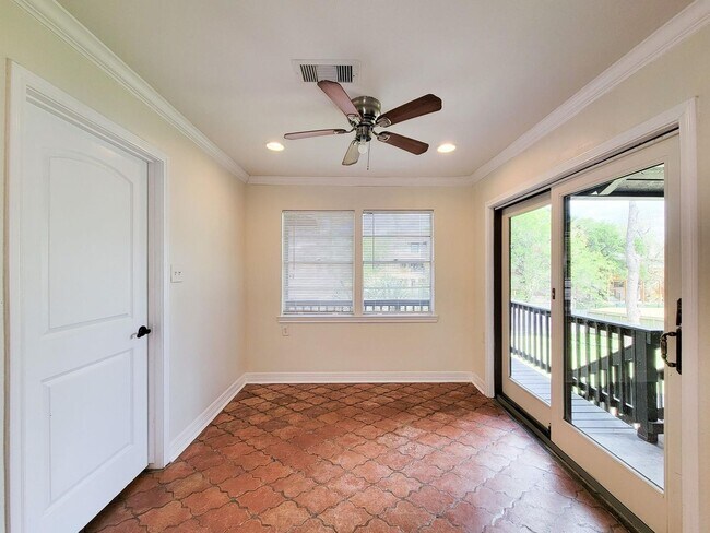 Building Photo - BEAUTIFUL LARGE 4 BEDROOM 2.5 BATH HOME