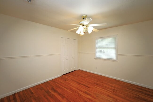 Building Photo - 910 Maplewood Dr