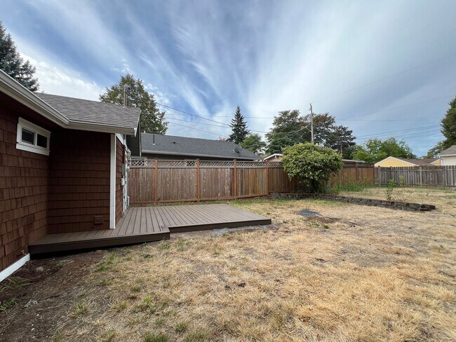 Building Photo - Charming and updated 2 bedroom, 1 bath bun...
