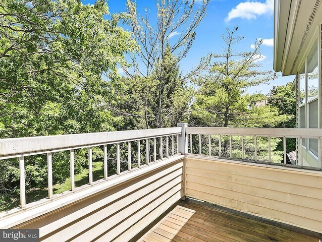 Building Photo - 303 Trinity Ct