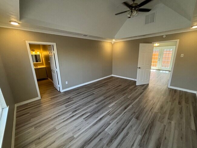 Building Photo - Spacious 3 bed 2 bath home, move in ready