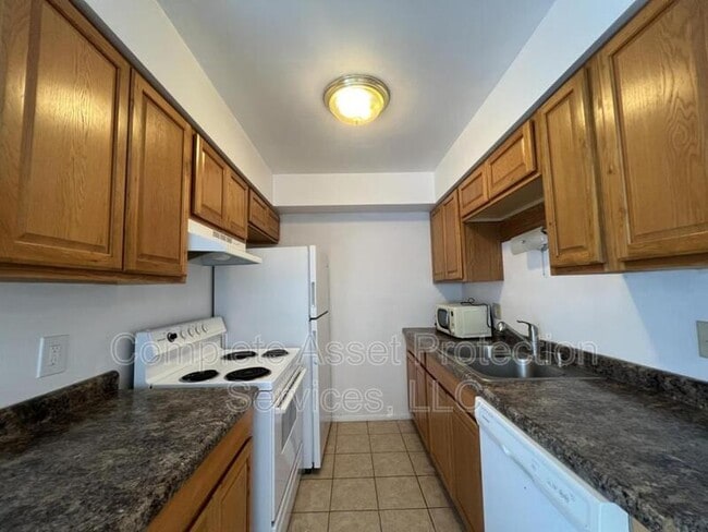 Building Photo - 2222 E Glendale Blvd