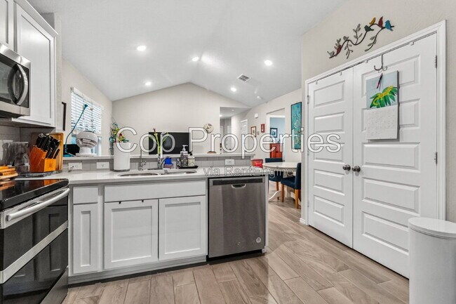 Building Photo - 2425 Ayers Dr