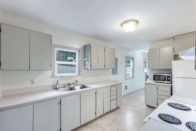 Building Photo - TWO BEDROOM HOUSE IN KELSO