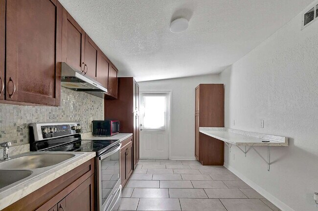 Building Photo - Prime Haines City Location | Move-In Ready 2BD/1BA Minutes from Hwy 27 | Section 8 Welcome