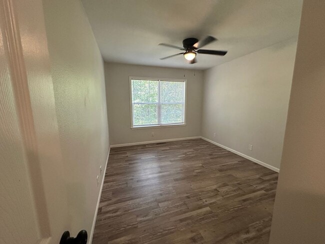 Building Photo - 3 Bed/2 Bath House!