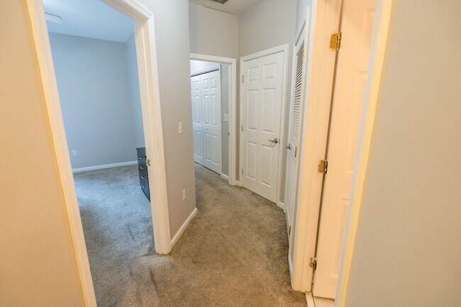 Building Photo - Beautiful 3 Bedroom 2 1/2 Bath Condo