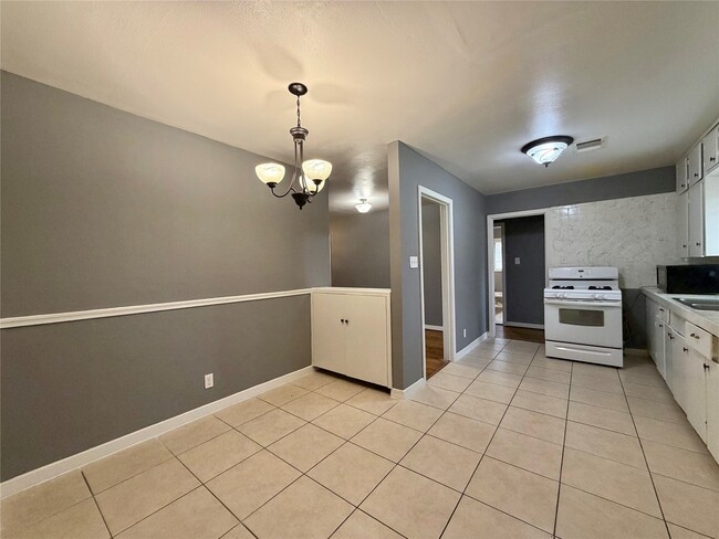 Building Photo - 118 Poinsettia St