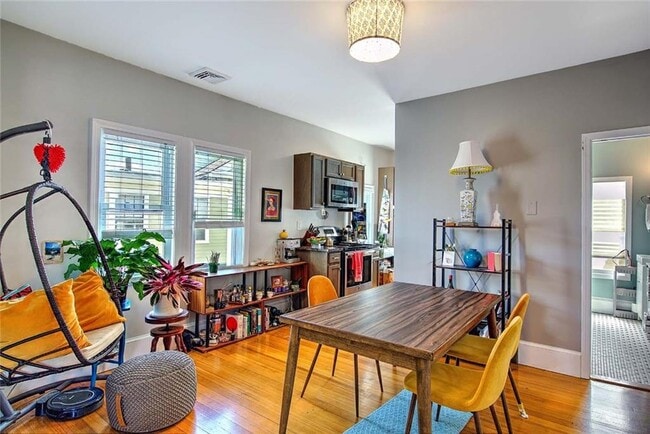 Building Photo - 220 Carpenter St