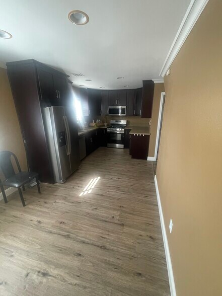 Building Photo - 515 W Gardena Blvd