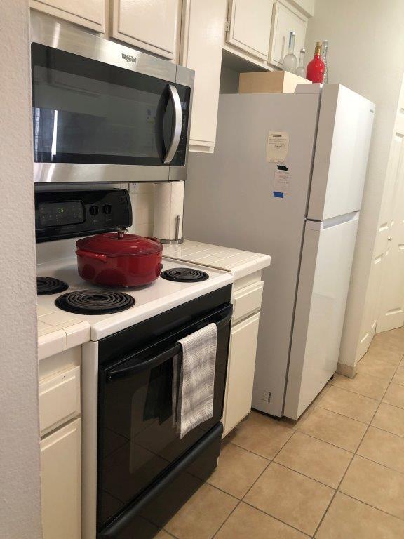 New Stove with microwave - 28640 Conejo View Dr