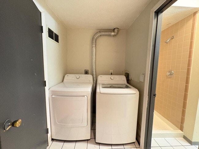 Building Photo - 124 W 9th Ave