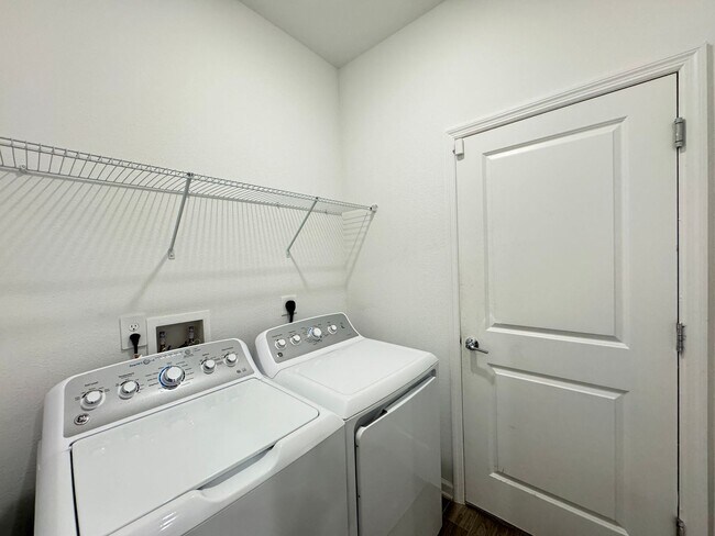 Building Photo - Rare find In-Law suite Home! Single family house with Separate entry and kitchen, laundry set!