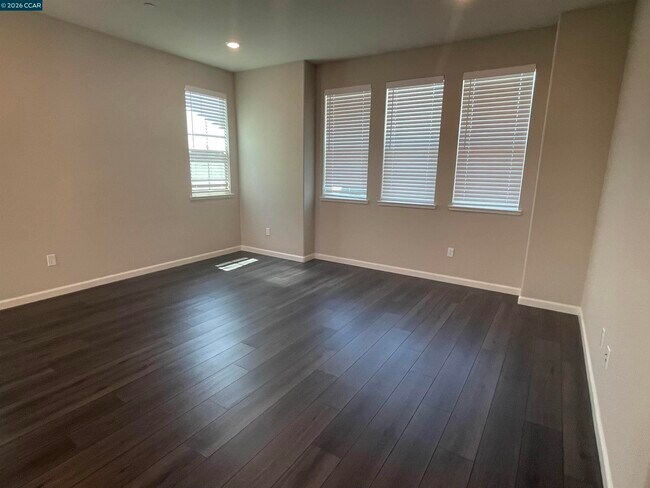 Building Photo - 777 Country Club Dr