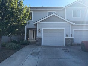 Building Photo - MOVE IN SPECIAL: HALF OFF FIRST MONTH'S RE...