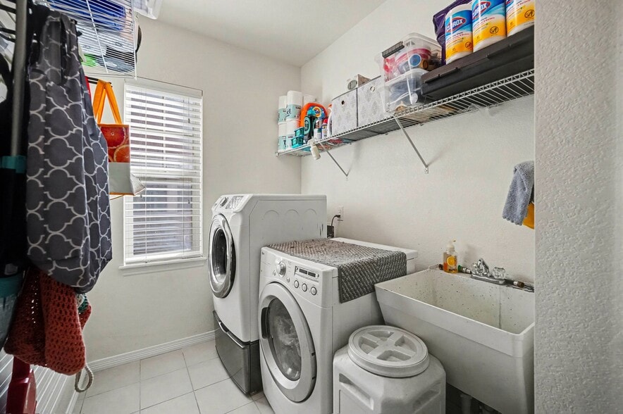 Building Photo - 470 Grenville Cir