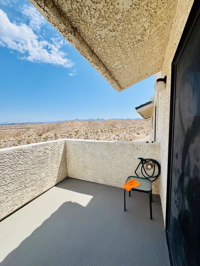 Building Photo - 3-Bedroom Condo with Spectacular Views in ...