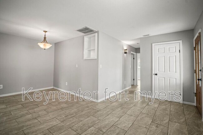 Building Photo - 2210 Parkview Dr