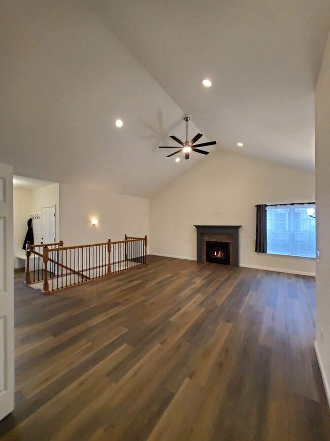 Building Photo - Charming 3-bedroom/2-bathroom duplex home in Washington, IL