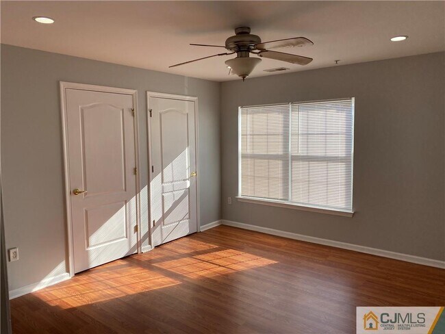 Building Photo - 1127 Fernwood Ct