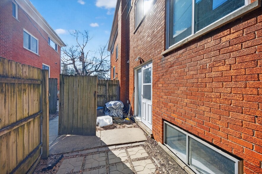 Building Photo - 221 Dodge Ave