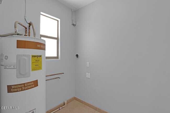Building Photo - 406 W Overland Ave