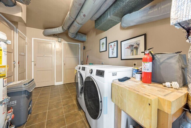 Building Photo - Stunning 2-Bed, 1-Bath Condo in the Heart ...