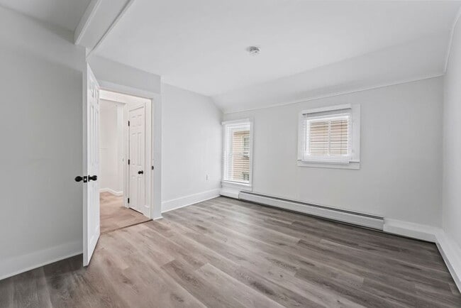 Building Photo - 2 New St