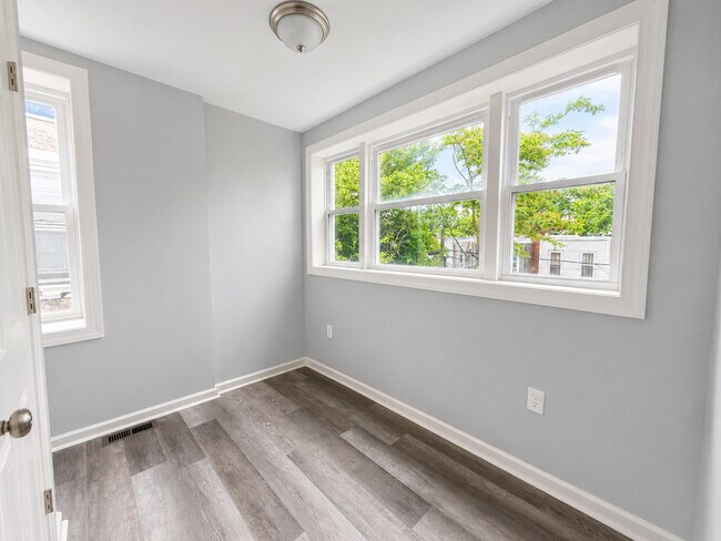 Building Photo - 924 Maple Terrace