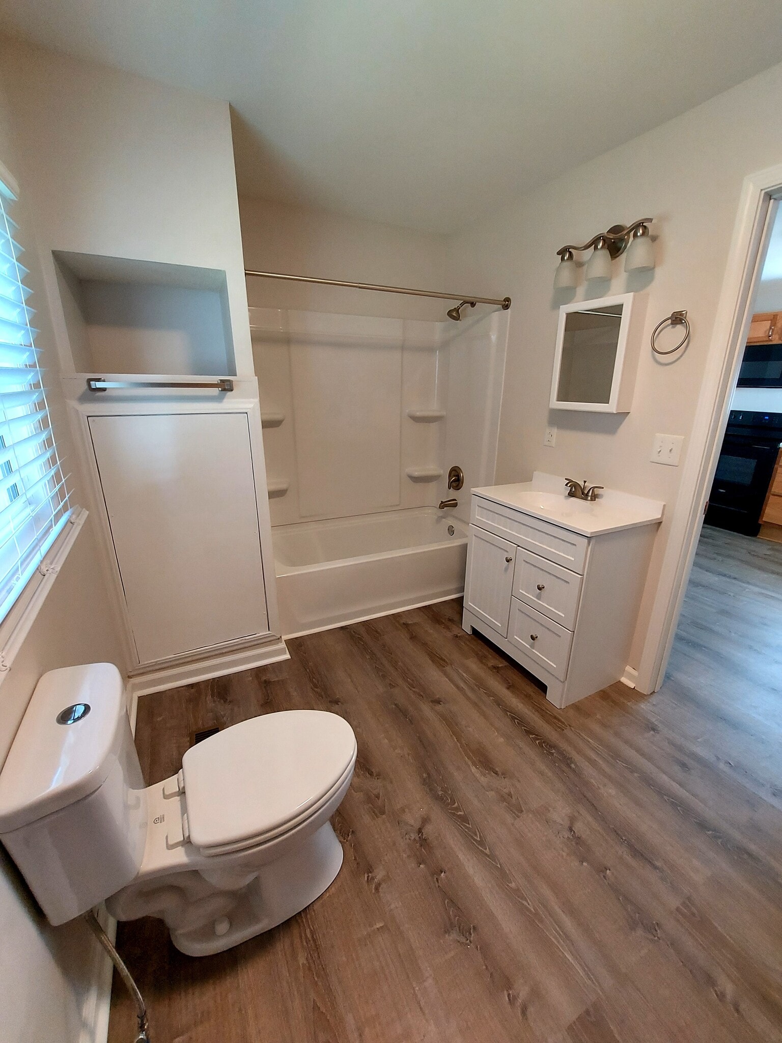 Bathroom the tub - 4041 Northampton Dr