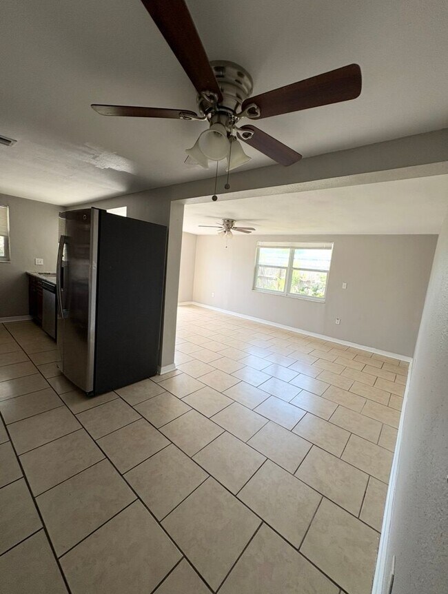Building Photo - Lovely 3 Bed 2.5 Bath w/ Den and 2 Car Garage