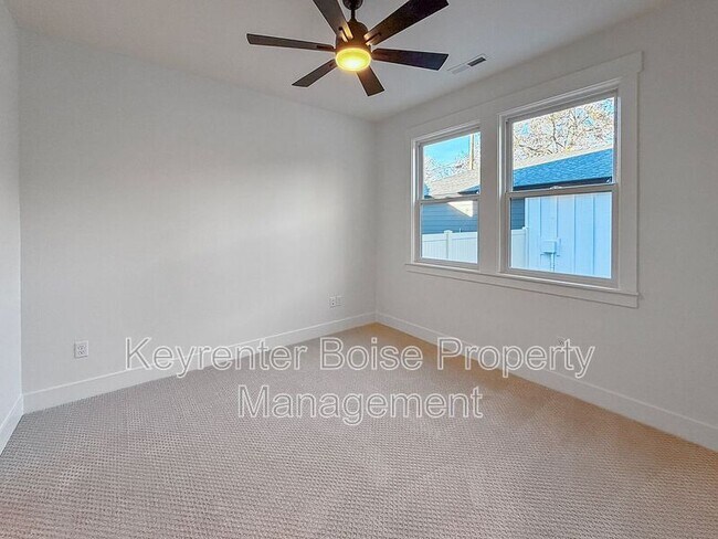 Building Photo - 622 E Krall St