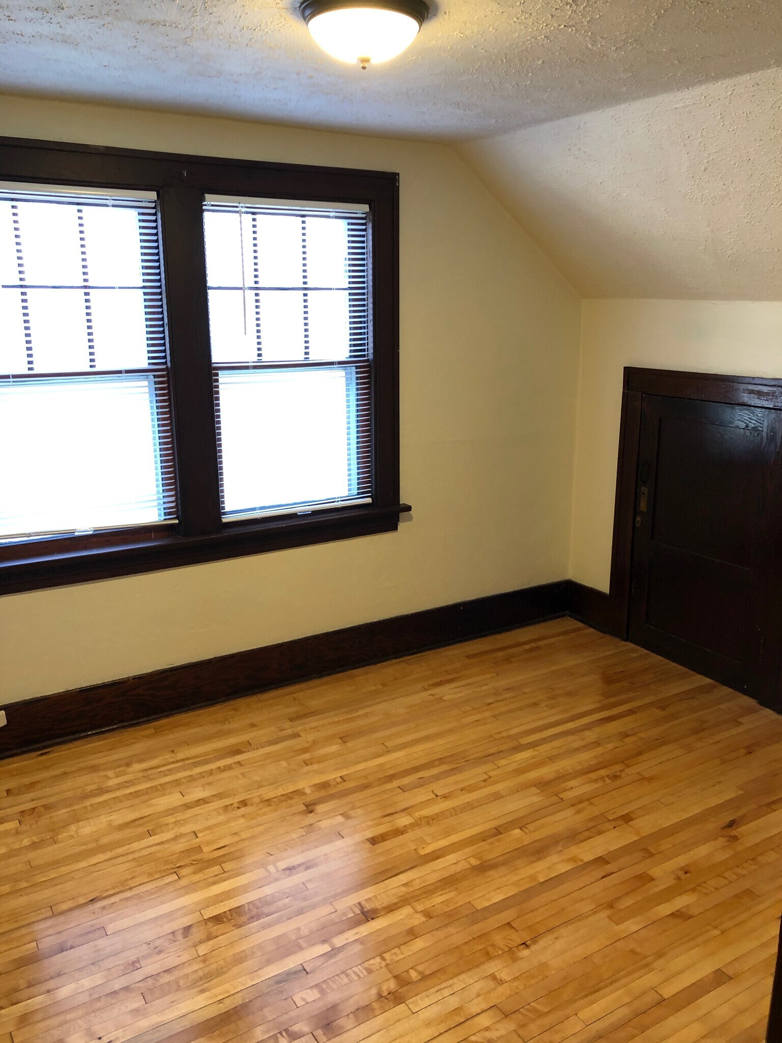 Building Photo - 509 E Vernon Ave