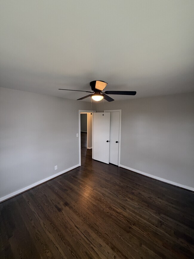 Building Photo - 853 Shades Crest Rd