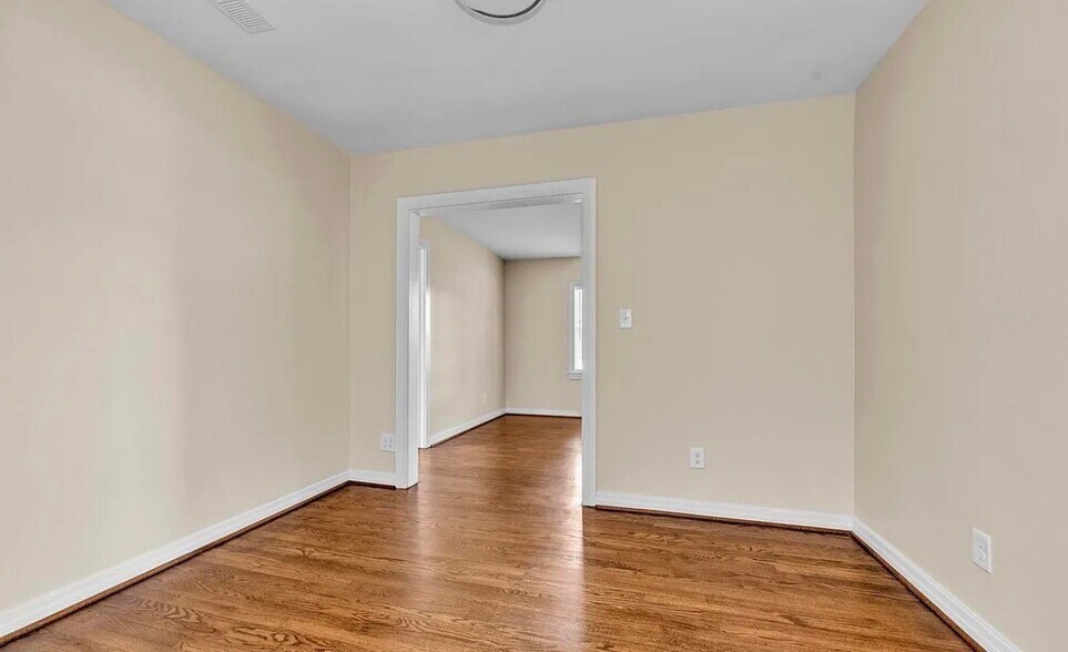 Building Photo - 741 Center Pl SW