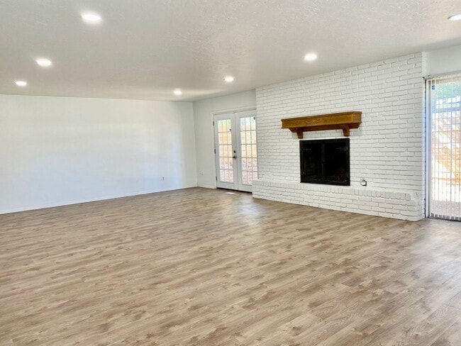 Building Photo - Large 3 Bed 2 Bath off NW 63rd & N. Villa ...