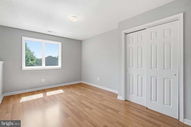 Building Photo - 27 Darien Way