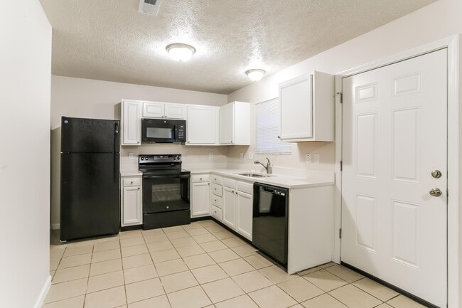 Building Photo - 2670 Patrick Henry Ave