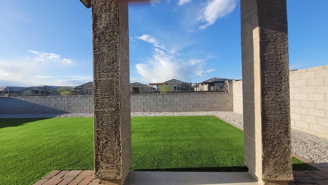 Building Photo - 15998 W Smoketree Dr
