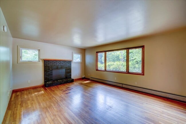 Building Photo - Spacious 3-Bedroom + Office | Updated Kitc...