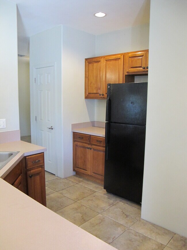 Building Photo - 1305 E Linden St