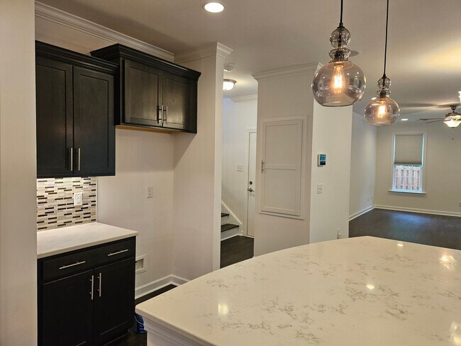 Building Photo - Beautiful unfurnished 3 bed 2.5 bath home ...